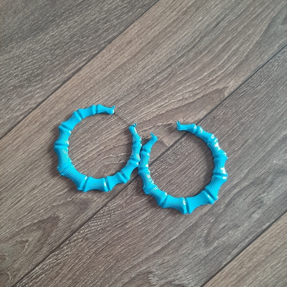 5/$25✨️Large Bamboo Hoop Earrings - Picture 3 of 4